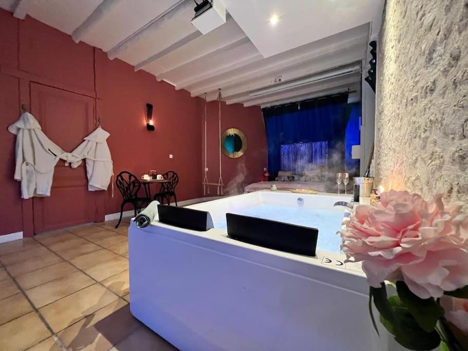 Suite Romance - Jacuzzi Море-сюр-Луан Экстерьер фото